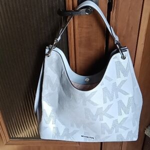 COPY - Jet Set Large Signature Logo Shoulder Bag